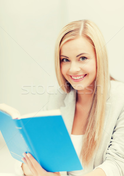Młoda kobieta czytania książki zdjęcie uśmiechnięty biuro Zdjęcia stock © dolgachov