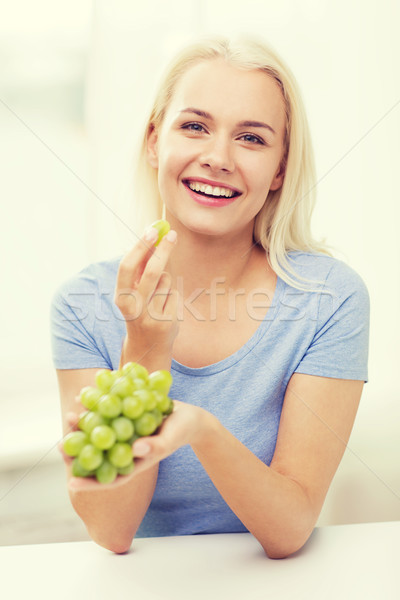 Foto stock: Feliz · mulher · alimentação · uvas · casa · alimentação · saudável