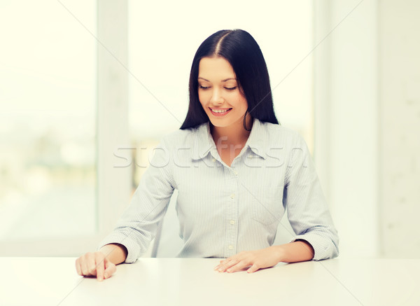 Uśmiechnięta kobieta wskazując coś wyimaginowany działalności edukacji Zdjęcia stock © dolgachov