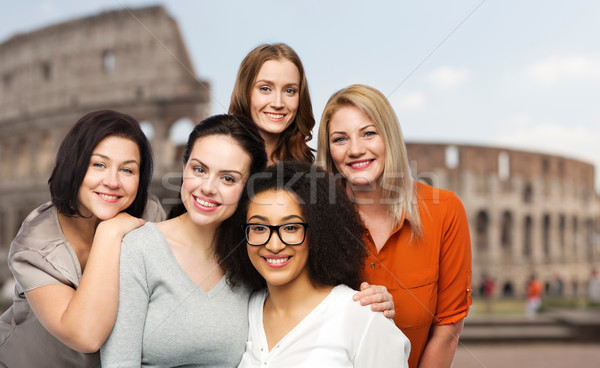 Grup fericit diferit femei prietenie călători Imagine de stoc © dolgachov