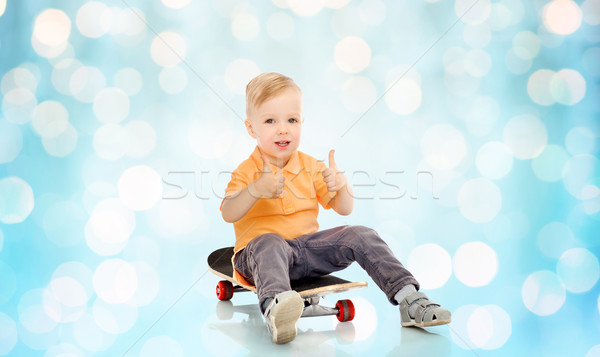 Gelukkig weinig jongen skateboard tonen Stockfoto © dolgachov