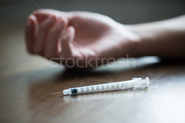 Mână folosit medicament seringă Imagine de stoc © dolgachov