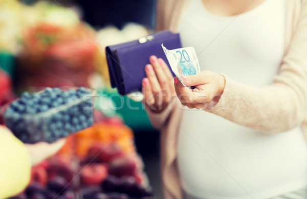 Femeie gravida portofel cumpărare piaţă vânzare cumpărături Imagine de stoc © dolgachov