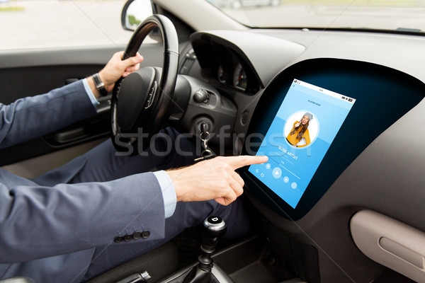 Man rijden auto muziek boord computer Stockfoto © dolgachov