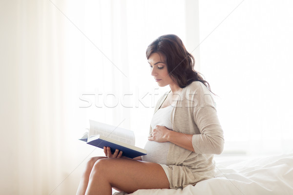 Foto d'archivio: Donna · incinta · lettura · libro · home · camera · da · letto · gravidanza