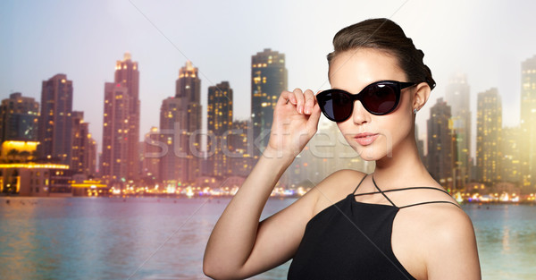 Foto stock: Hermosa · elegante · negro · gafas · de · sol