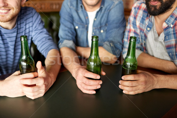 Stock foto: Glücklich · männlich · Freunde · trinken · Bier · bar