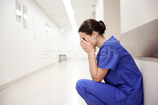 Stock foto: Traurig · weinen · weiblichen · Krankenschwester · Krankenhaus · Korridor