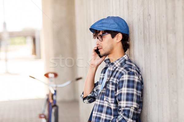 男子 智能手機 固定 齒輪 自行車 街頭 商業照片 © dolgachov
