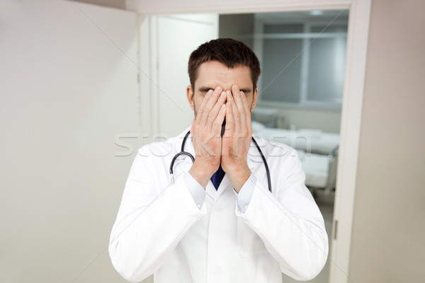 [[stock_photo]]: Triste · pleurer · médecin · de · sexe · masculin · hôpital · personnes · médecine