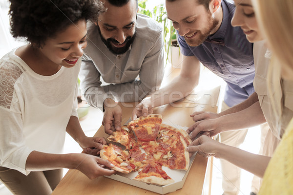 Fericit echipa de afaceri mananca pizza birou afaceri Imagine de stoc © dolgachov