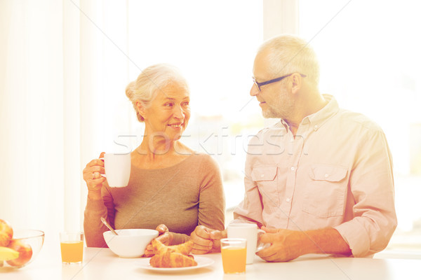 Foto stock: Feliz · casal · de · idosos · café · da · manhã · casa · família · tecnologia