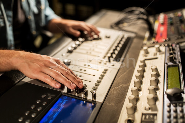 Férfi konzol zene zenei stúdió technológia emberek Stock fotó © dolgachov