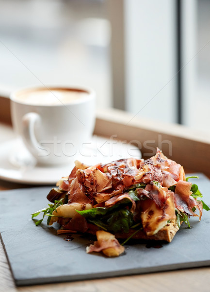 Prosciutto szynka Sałatka kamień tablicy jedzenie w restauracji Zdjęcia stock © dolgachov