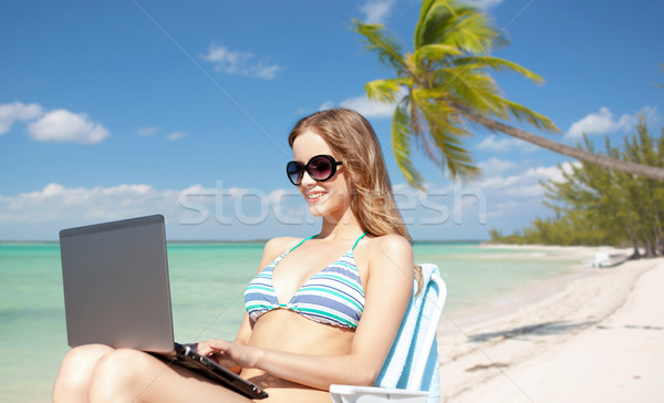 женщину ноутбука солнечные ванны Lounge пляж лет Сток-фото © dolgachov