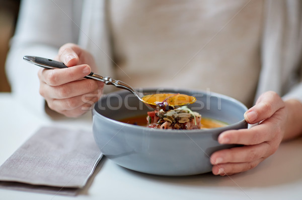 Vrouw eten pompoen room soep restaurant eten Stockfoto © dolgachov