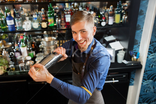 Fericit barman shaker cocktail bar alcool Imagine de stoc © dolgachov