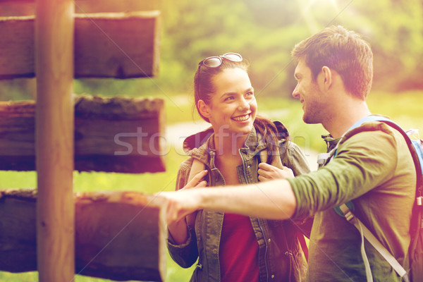 Foto stock: Sonriendo · Pareja · poste · indicador · senderismo · aventura · viaje