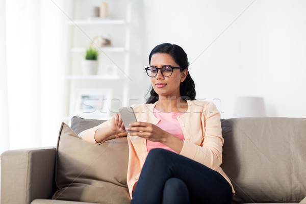 [[stock_photo]]: Heureux · femme · un · message · smartphone · maison