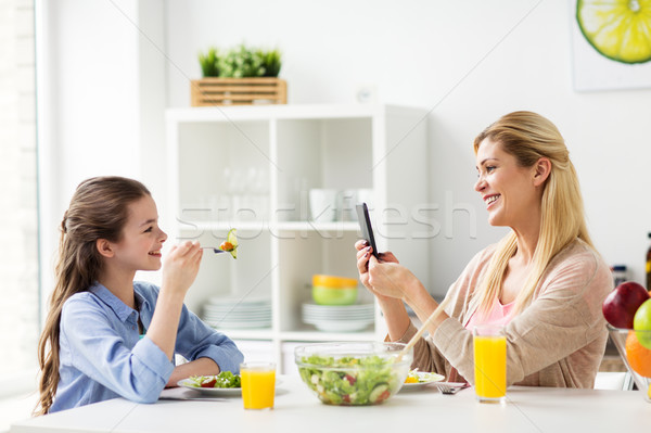 Сток-фото: женщину · дочь · смартфон · домой · семьи