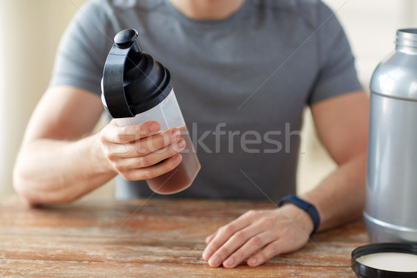 Közelkép férfi fehérje shake üveg bögre Stock fotó © dolgachov