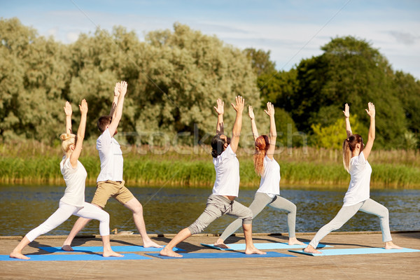 Grup de oameni yoga în aer liber fitness sportiv Imagine de stoc © dolgachov