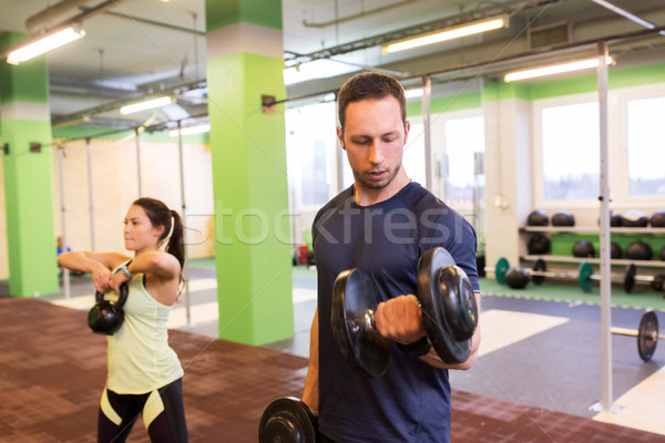 Om femeie kettlebells sală de gimnastică sportiv Imagine de stoc © dolgachov