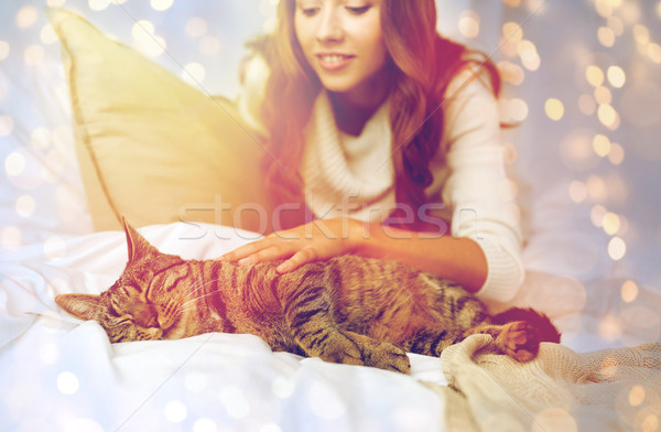 Stockfoto: Gelukkig · jonge · vrouw · kat · bed · home · huisdieren