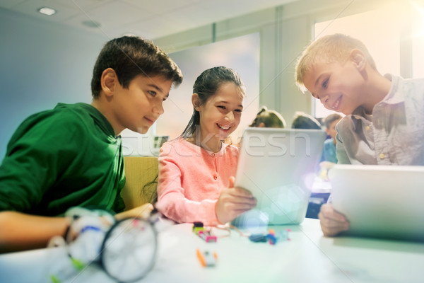 Foto d'archivio: Ragazzi · programmazione · robotica · scuola · istruzione