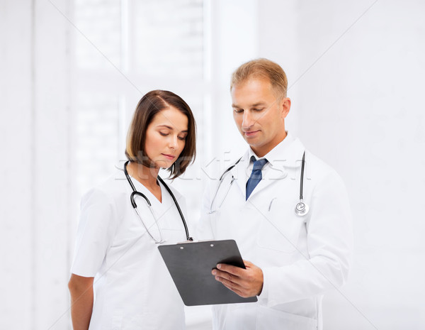 Foto stock: Dois · médicos · escrita · prescrição · saúde · médico