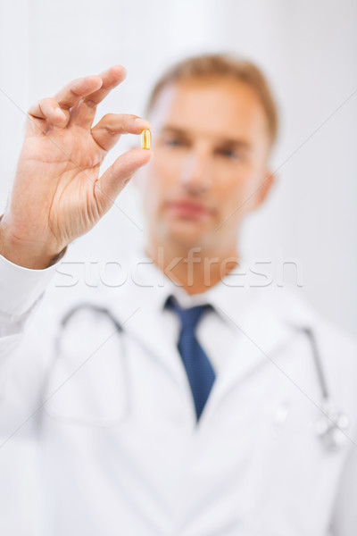 Orvos tabletta kórház egészségügy orvosi férfi Stock fotó © dolgachov