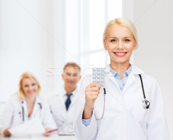 Glimlachend vrouwelijke arts pillen gezondheidszorg geneeskunde Stockfoto © dolgachov