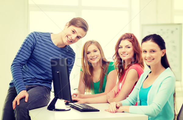 Gruppe lächelnd Studenten Diskussion Bildung Technologie Stock foto © dolgachov