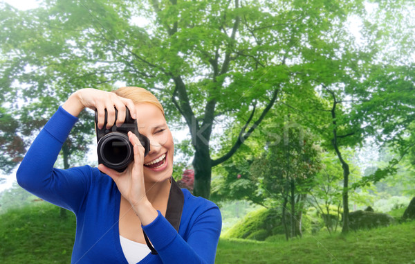 Femme souriante photos appareil photo numérique photographie technologie Photo stock © dolgachov
