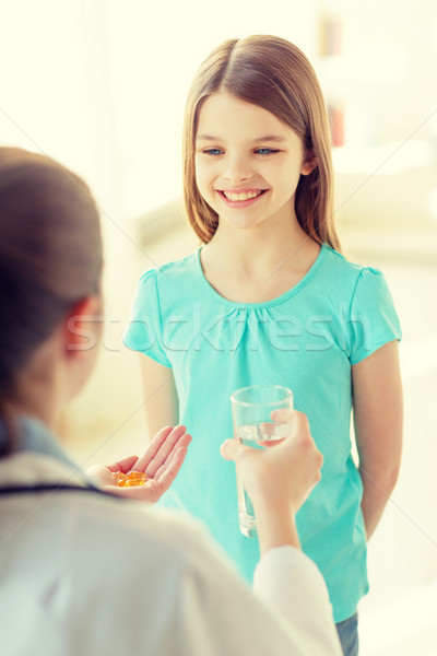 Foto stock: Feminino · médico · pílulas · água · criança · saúde