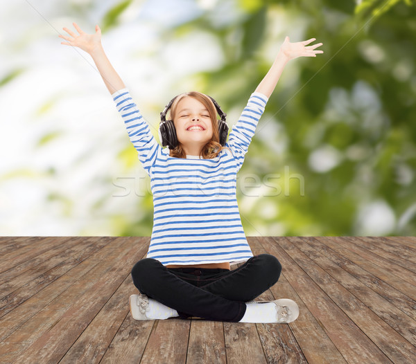 Foto stock: Menina · feliz · fones · de · ouvido · ouvir · música · música · infância · pessoas