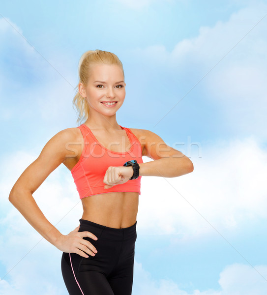 Mosolygó nő szívritmus monitor kéz fitnessz technológia Stock fotó © dolgachov