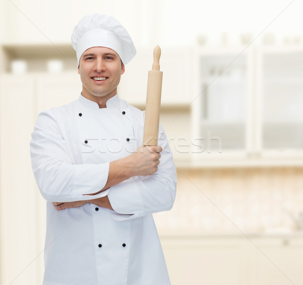 Szczęśliwy mężczyzna kucharz gotować wałkiem Zdjęcia stock © dolgachov