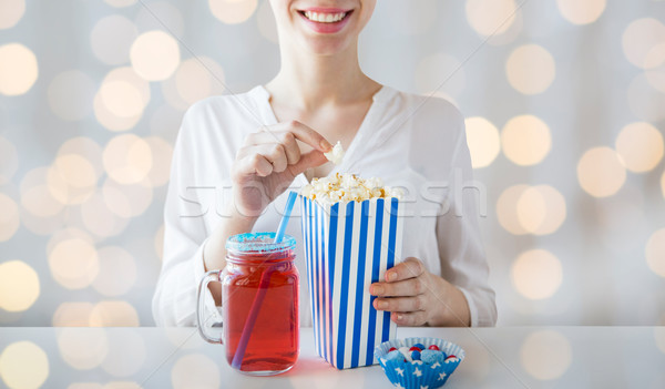 Frau Essen Popcorn trinken Glas Maurer Stock foto © dolgachov