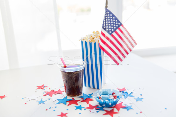 Kóla pattogatott kukorica cukorkák nap ünneplés ünnepek Stock fotó © dolgachov