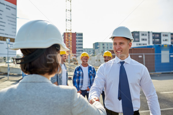 Constructores apretón de manos negocios edificio Foto stock © dolgachov