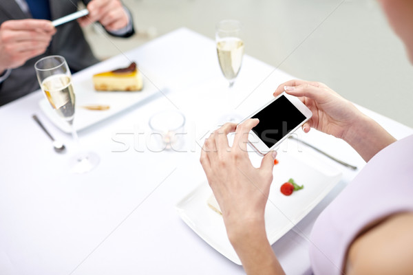 Paar smartphones restaurant mensen recreatie Stockfoto © dolgachov