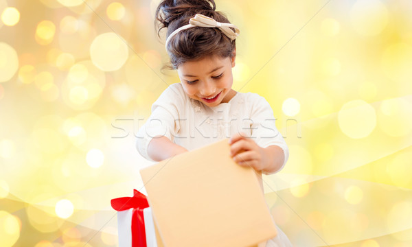 Foto stock: Sonriendo · nina · apertura · caja · de · regalo · vacaciones · Navidad