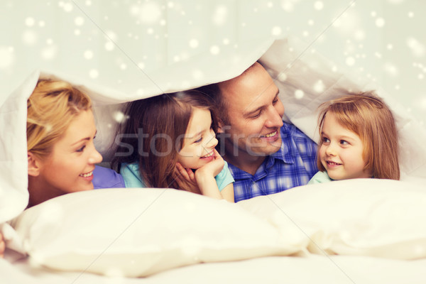 Foto stock: Familia · feliz · dos · ninos · manta · casa · familia