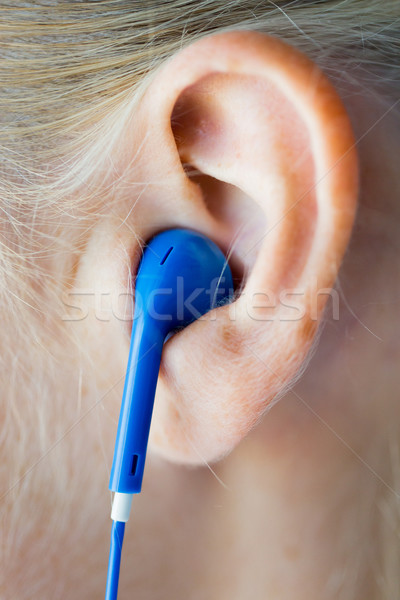 [[stock_photo]]: Femme · maison · technologie · musique