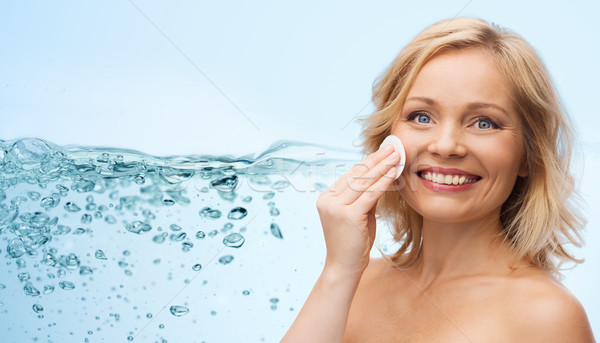 Szczęśliwy kobieta czyszczenia twarz bawełny piękna Zdjęcia stock © dolgachov