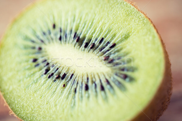 關閉 成熟 獼猴桃 片 表 水果 商業照片 © dolgachov