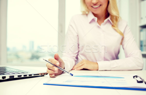 Stockfoto: Glimlachend · zakenvrouw · lezing · papieren · kantoor · onderwijs