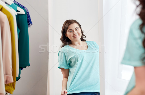 Mutlu artı boyutu kadın poz ev ayna Stok fotoğraf © dolgachov