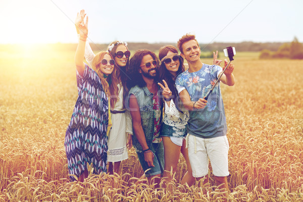 Stockfoto: Hippie · vrienden · smartphone · stick · natuur · zomer